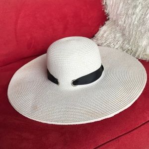 Cute floppy sun hat ☺️